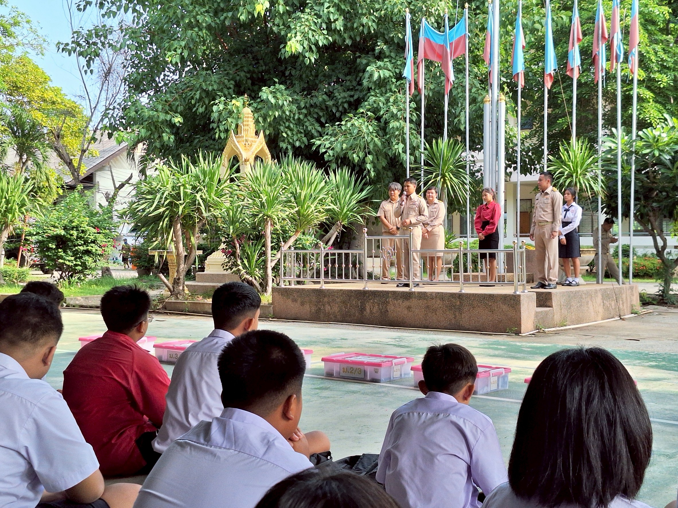 LINE_ALBUM_phx.txnrab peid phakh reiyn 1_2568 laea naeana khru him_250520_9.jpg